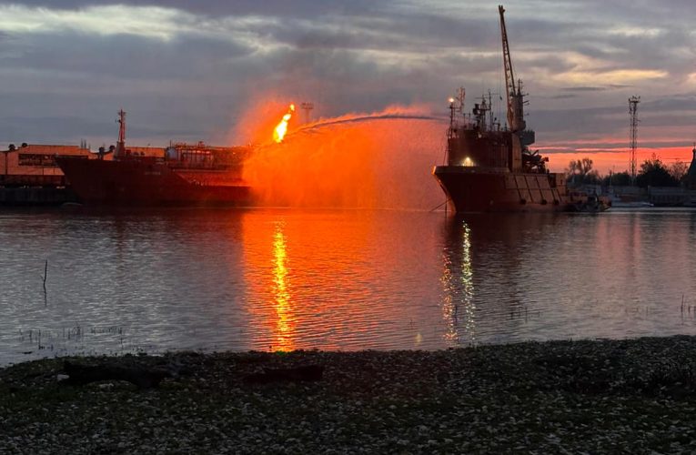 Incendiul de pe nava cu GPL de la granița României cu Ucraina, sub control. Evacuarea din Ceatalchioi încetează, dar riscul rămâne ridicat în Plauru