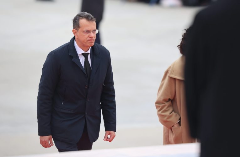 Ionuț Moșteanu, surprins în Parlament sorbind din cafea în timpul imnului național