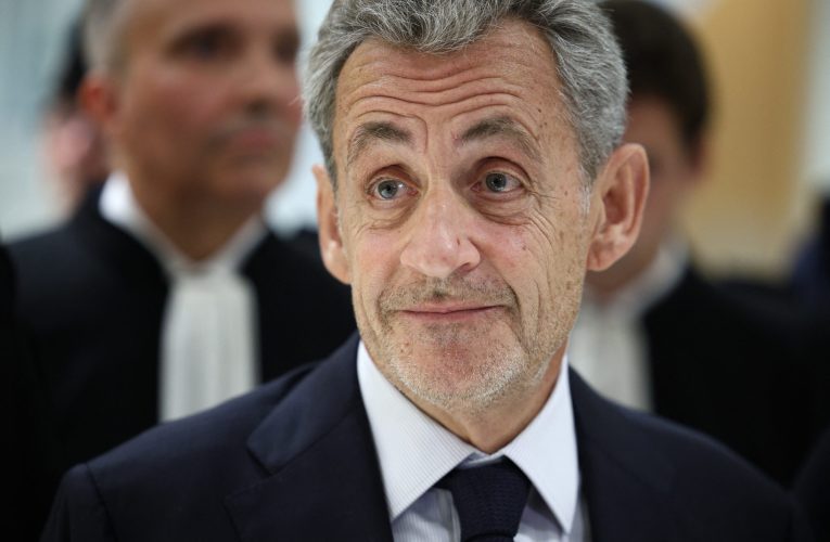 Nicolas Sarkozy, martiraj în papuci de pâslă / Nu a stat nici trei săptămâni în închisoare, dar a simțit nevoia să scrie o carte de memorii despre asta