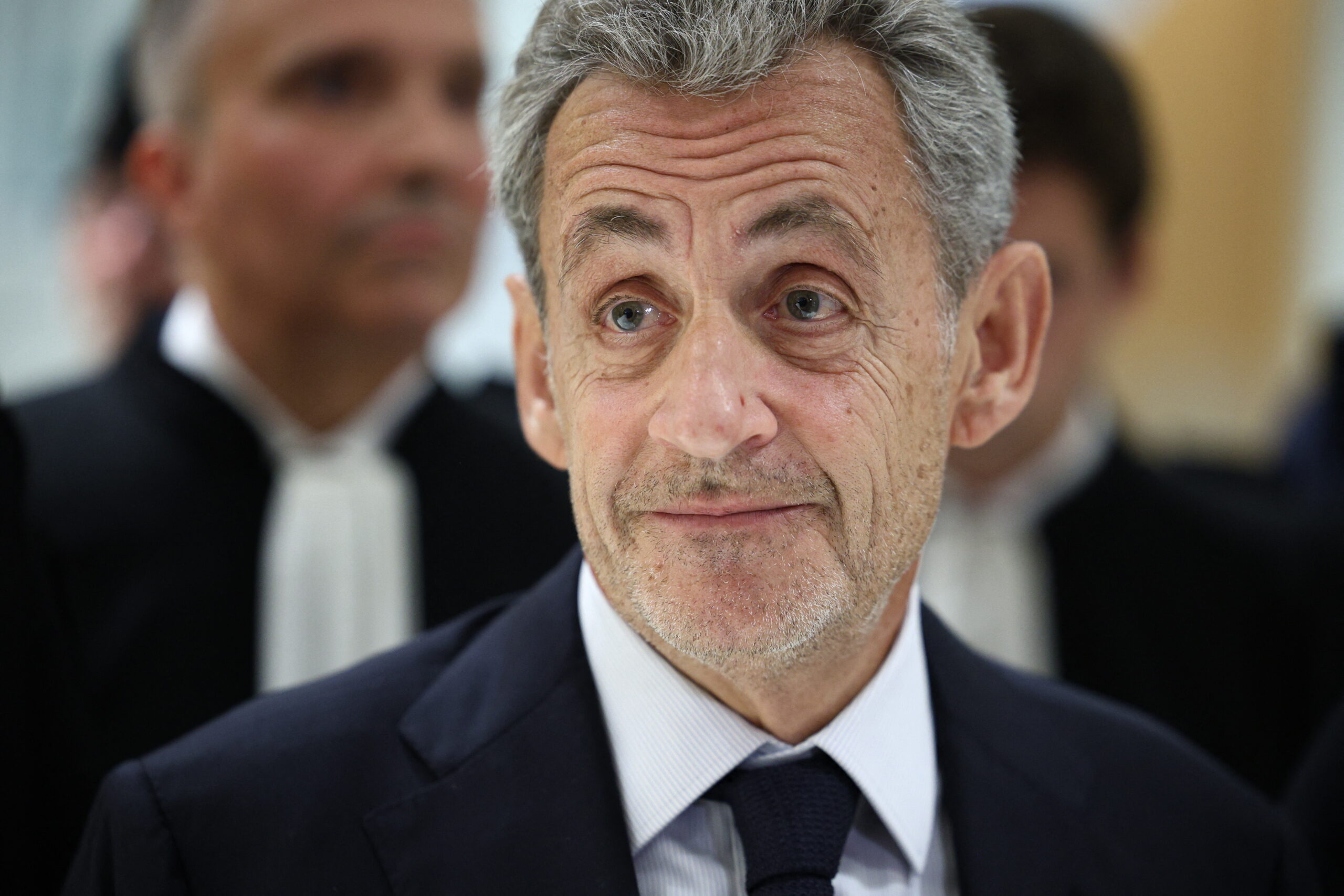 Nicolas Sarkozy, martiraj în papuci de pâslă / Nu a stat nici trei săptămâni în închisoare, dar a simțit nevoia să scrie o carte de memorii despre asta