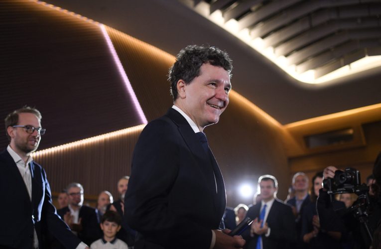 Nicușor Dan a izbucnit în râs când a fost întrebat despre o posibilă desemnare a lui Călin Georgescu ca premier
