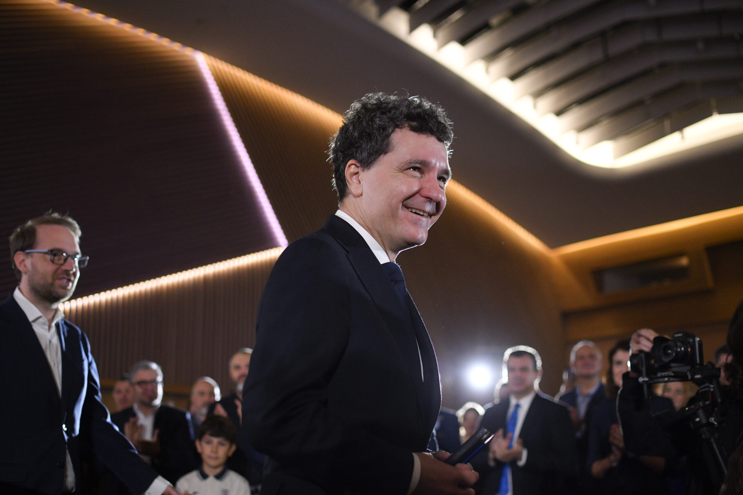 Nicușor Dan a izbucnit în râs când a fost întrebat despre o posibilă desemnare a lui Călin Georgescu ca premier