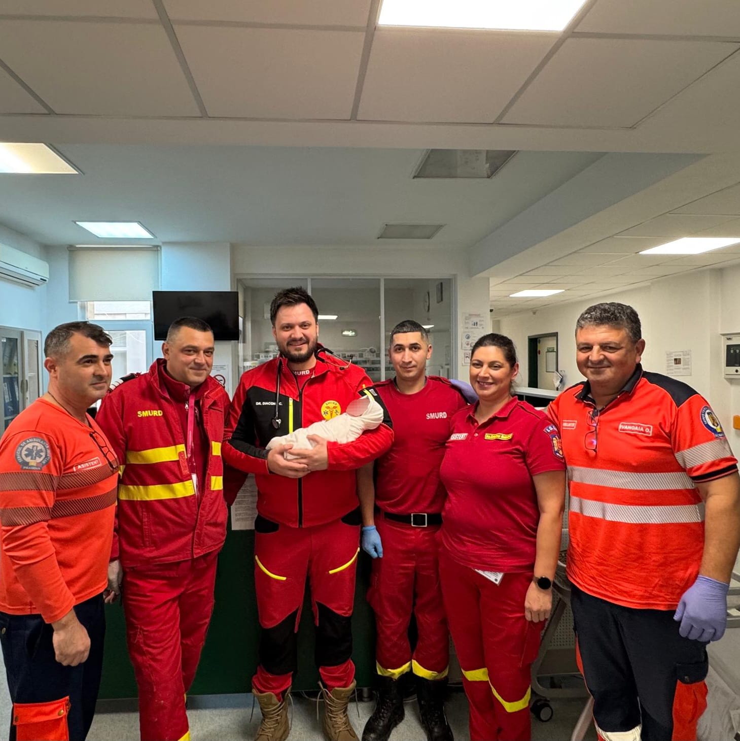 O femeie din Prahova a născut acasă, ajutată de o vecină ghidată de vocea dispecerului