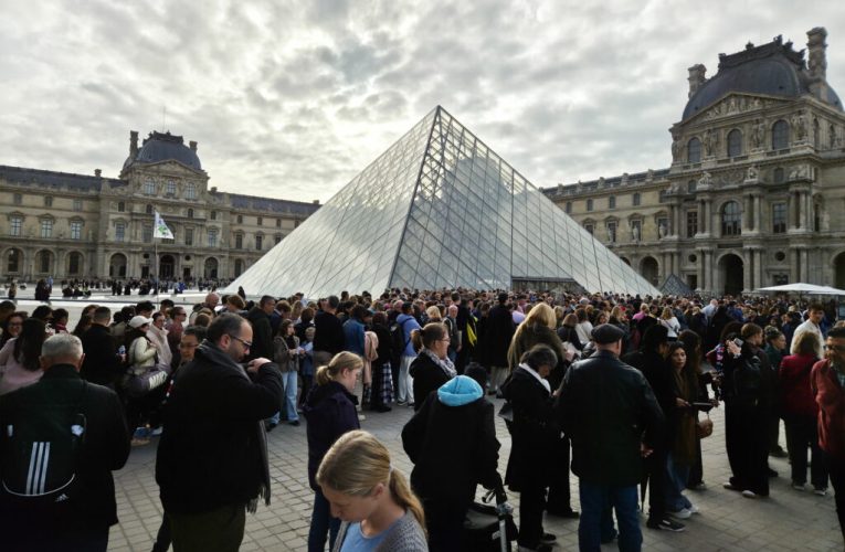 O femeie, inculpată în dosarul jafului de 88 de milioane de euro de la Muzeul Luvru