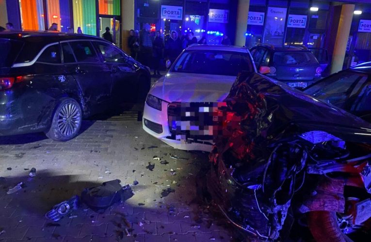 O mașină a făcut prăpăd în parcarea unui complex sportiv din Satu Mare. Pompierii au găsit o persoană încarcerată