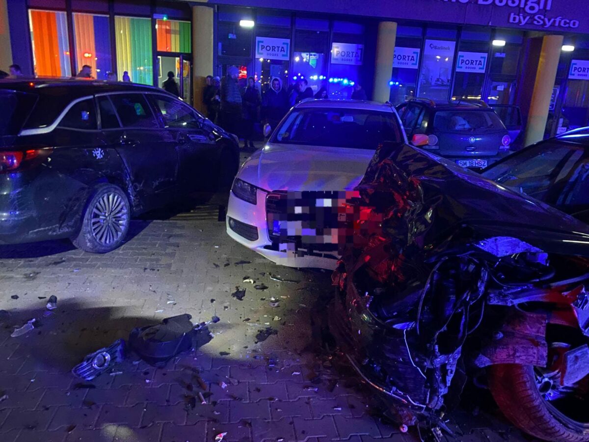 O mașină a făcut prăpăd în parcarea unui complex sportiv din Satu Mare. Pompierii au găsit o persoană încarcerată