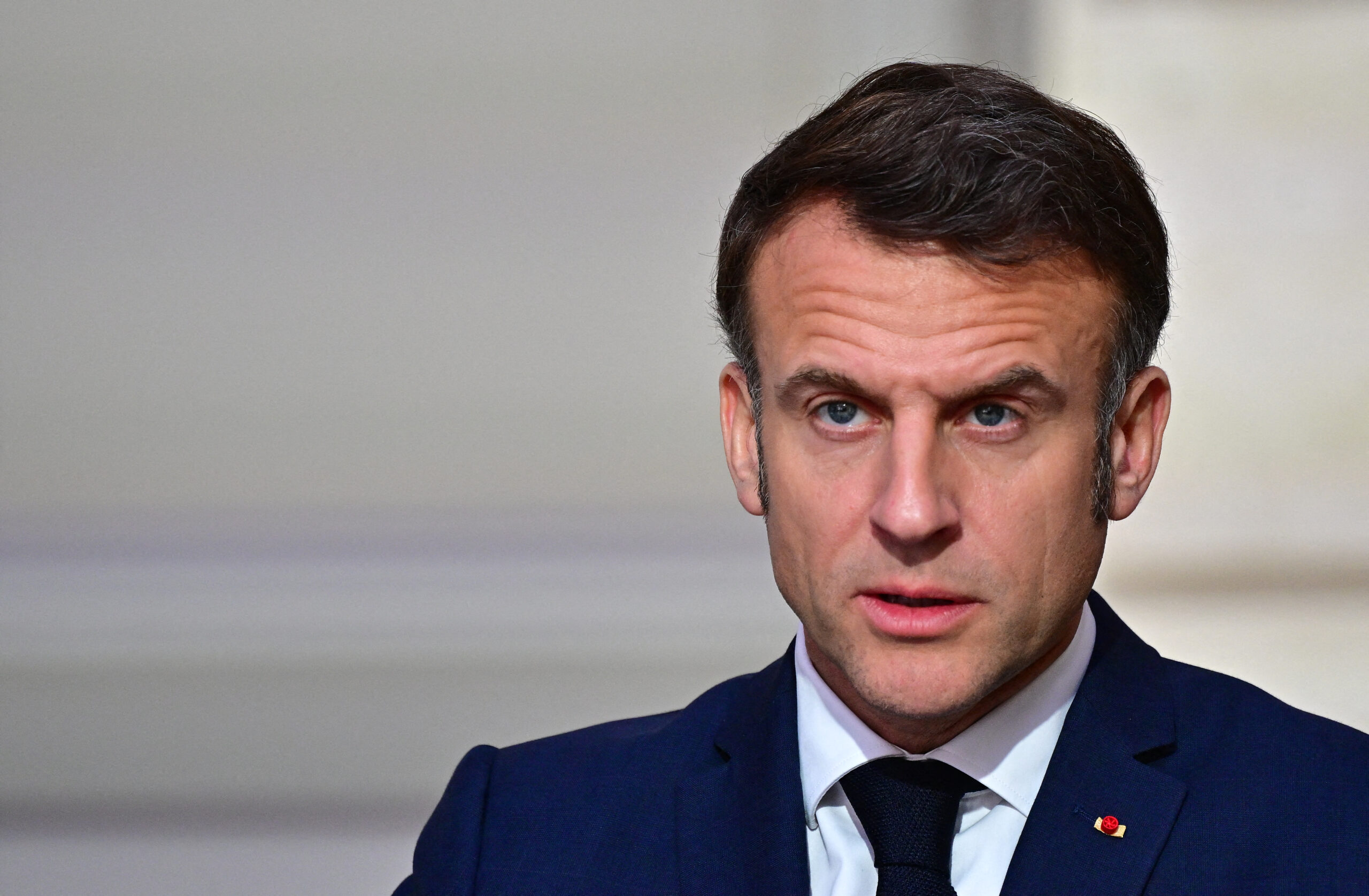 Parlamentul francez a votat pentru suspendarea reformei pensiilor propusă de Macron