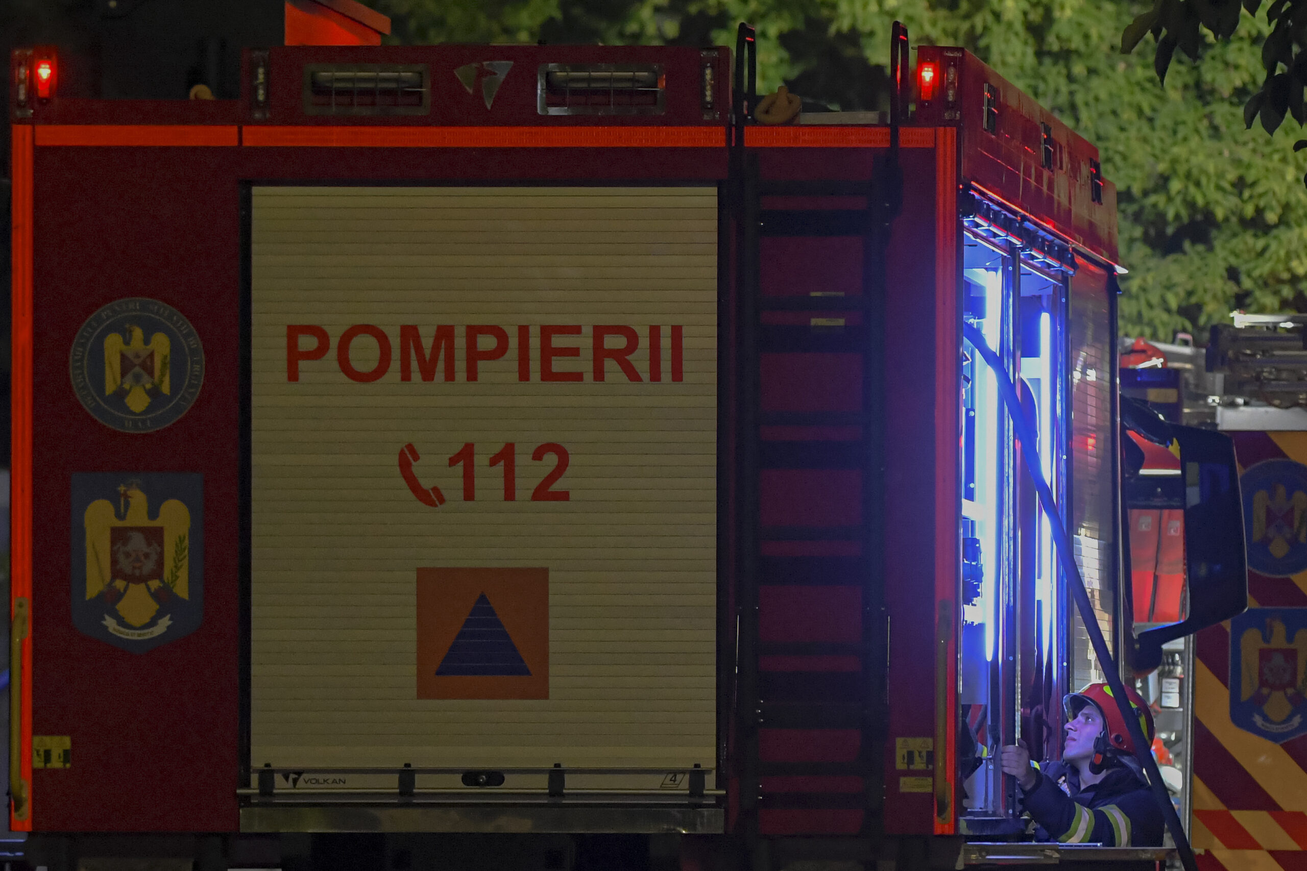 Patru mașini în flăcări într-o parcare din Ploiești