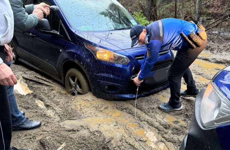 Patru turiști care au vrut să ajungă la Chilia lui Arsenie Boca au rămas blocați pe drumul forestier