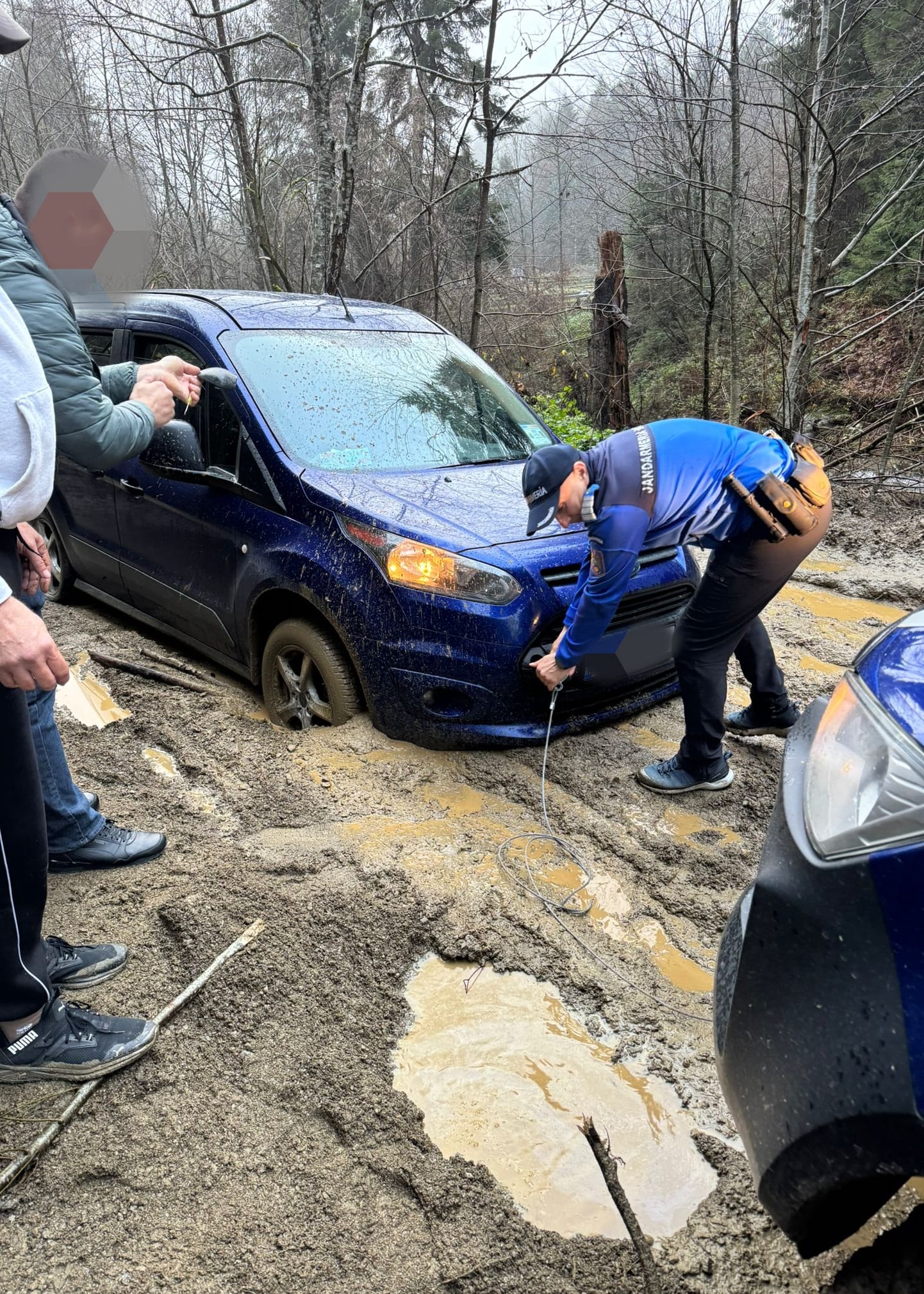 Patru turiști care au vrut să ajungă la Chilia lui Arsenie Boca au rămas blocați pe drumul forestier