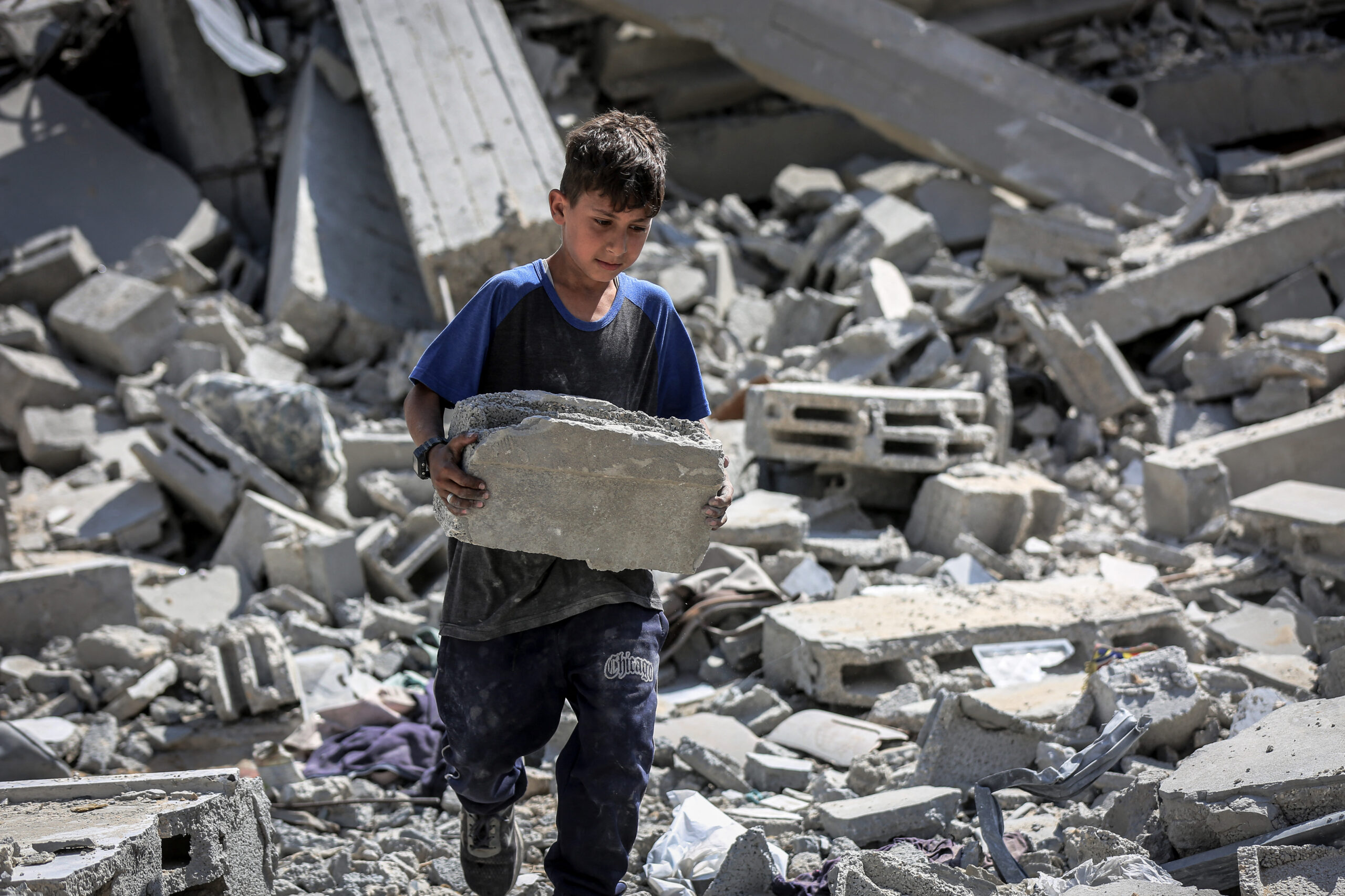 Peste 10.000 de palestinieni, îngropați sub dărâmături în Fâșia Gaza