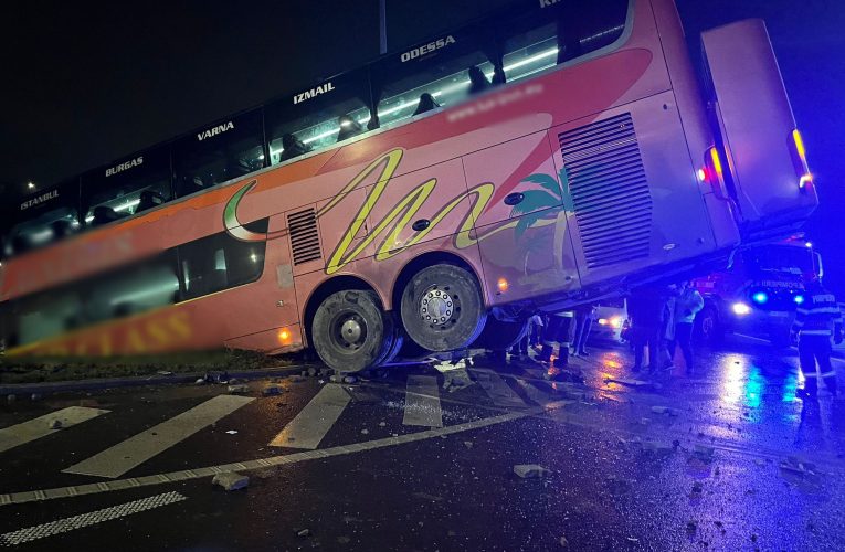 Plan roșu de intervenție în Brăila! Un autobuz cu 24 de pasageri s-a răsturnat
