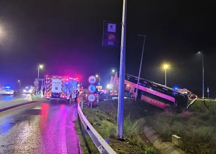 Plan roșu de intervenție în Brăila! Un autobuz cu 24 de pasageri s-a răsturnat / Cîți pasageri ajung în spital. VIDEO