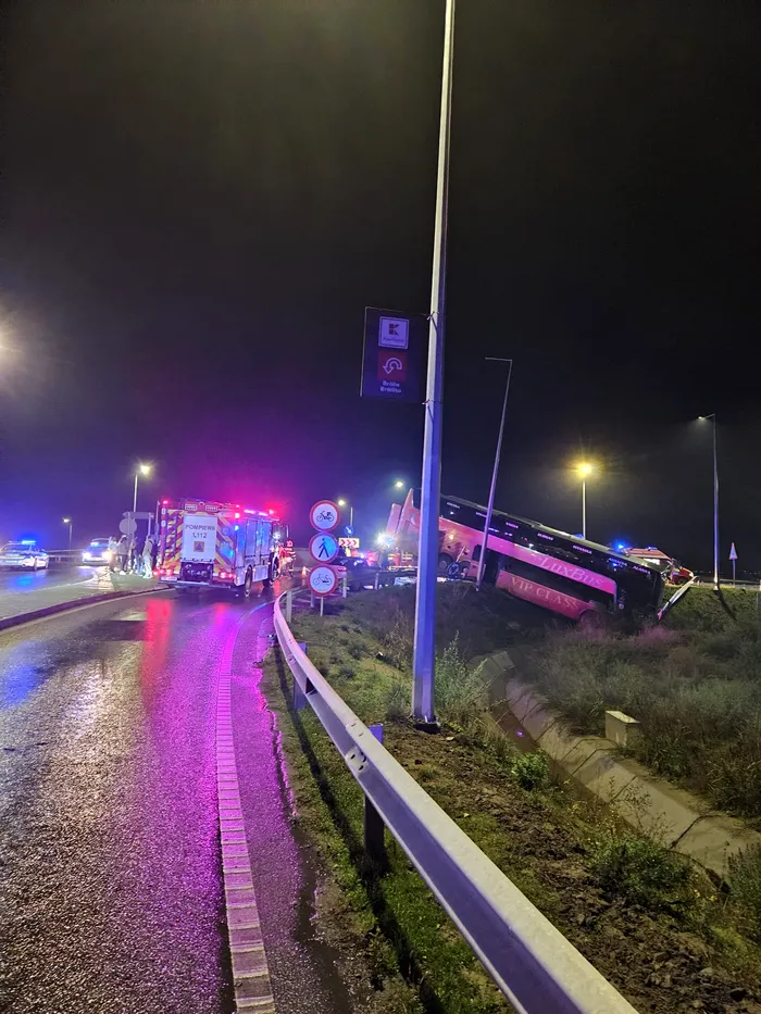 Plan roșu de intervenție în Brăila! Un autobuz cu 24 de pasageri s-a răsturnat / Cîți pasageri ajung în spital. VIDEO