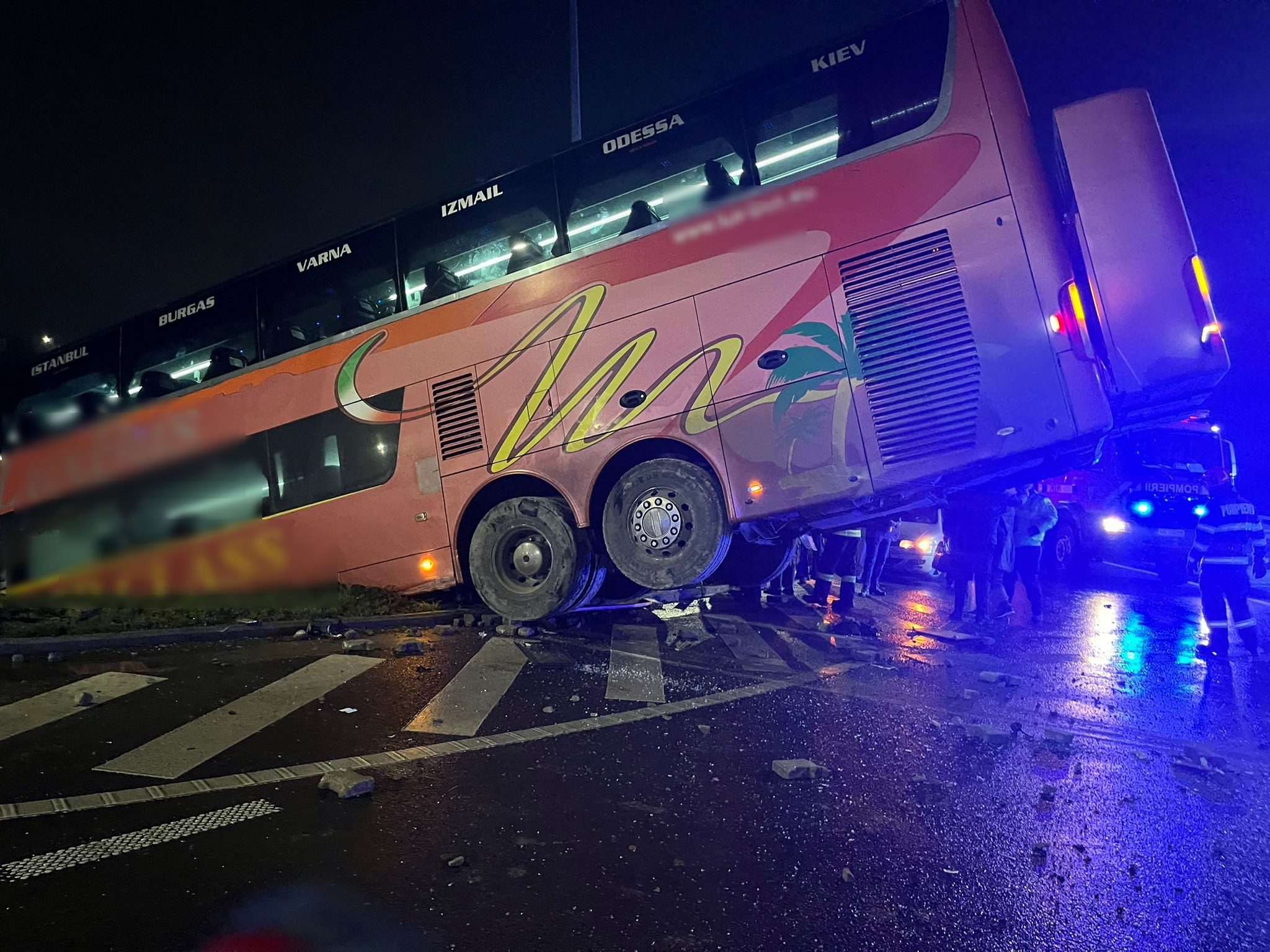 Plan roșu de intervenție în Brăila! Un autobuz cu 24 de pasageri s-a răsturnat