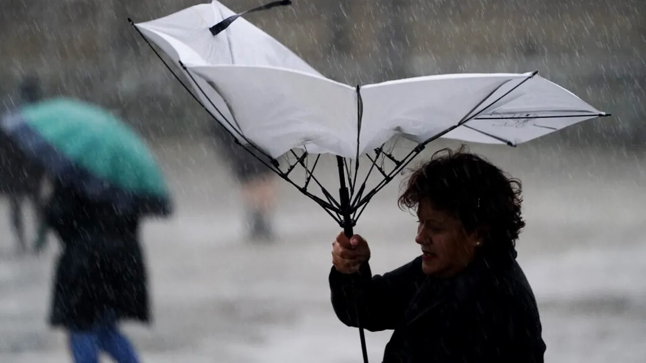 Ploi abundente, ninsori și vânt puternic în întreaga țară