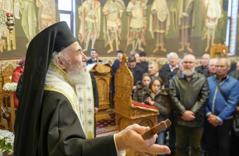 Preoții s-au rugat pentru siderurgiștii gălățeni. ÎPS Casian a participat la slujba de la biserica de pe platforma siderurgică Liberty Galați