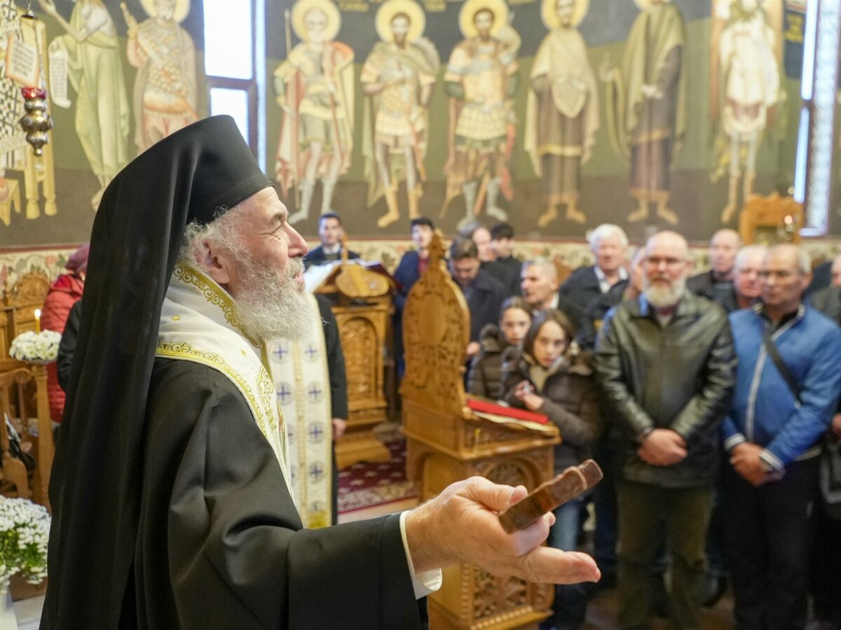 Preoții s-au rugat pentru siderurgiștii gălățeni. ÎPS Casian a participat la slujba de la biserica de pe platforma siderurgică Liberty Galați