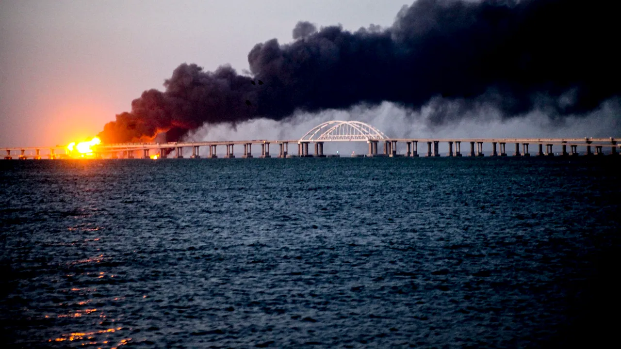 Rusia: Opt bărbați au fost condamnați la închisoare pe viață atacul asupra podului Crimeii