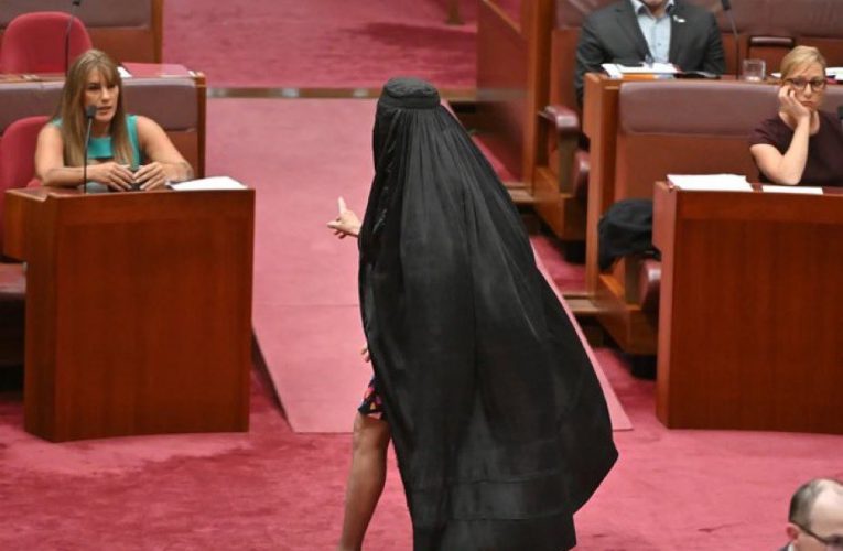 Scandal politic în Australia. O senatoare este acuzată de islamofobie după ce a apărut purtând burqa în plen