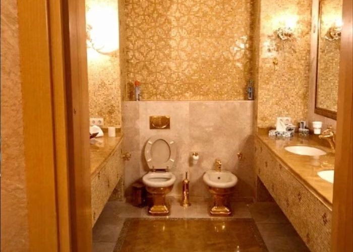 Se rupe lanțul de iubire dintre Zelensky și prietenii apropiați / Omul care l-a adus în show-biz, acuzații de spălare de bani de 100 de milioane de dolari / Toaleta din aur care a făcut înconjurul planetei