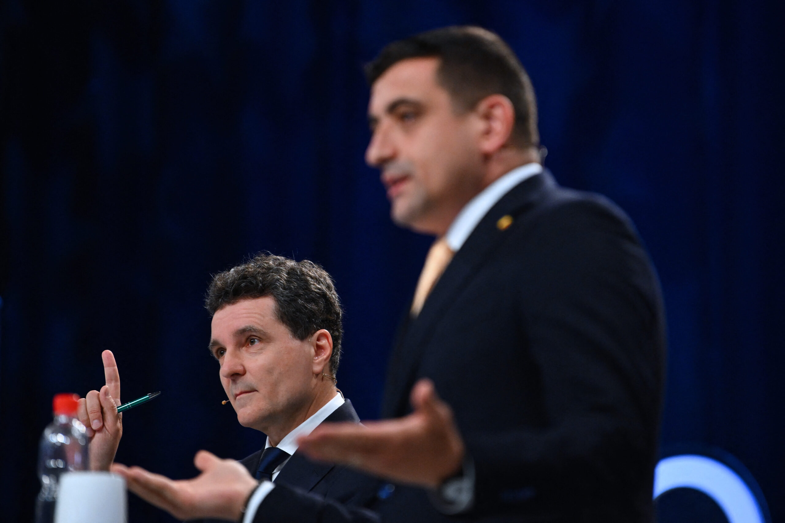 Sondaj CURS: 35% din români ar vota AUR dacă s-ar organiza alegeri săptămâna viitoare / 49% dintre români ar susține posibila suspendare a președintelui Nicușor Dan