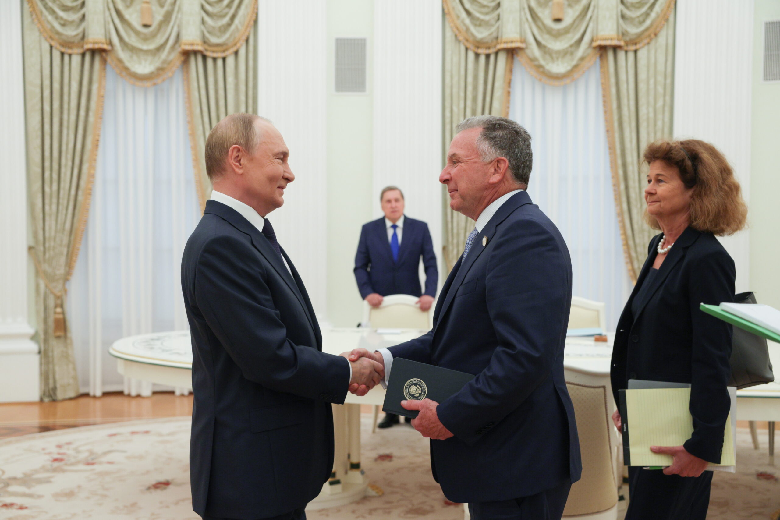 Stenograme: „Putin să-l felicite pe Trump pentru Gaza (…) să-i spună că Rusia l-a susținut și că îl respectă”. Cum îi sfătuia Witkoff pe ruși să îl abordeze pe Trump – Bloomberg