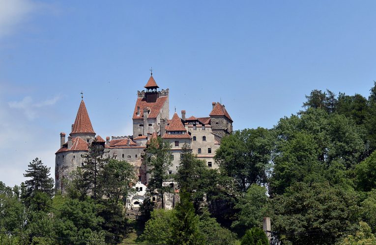 Turist italian de 55 de ani, găsit mort în curtea Castelului Bran