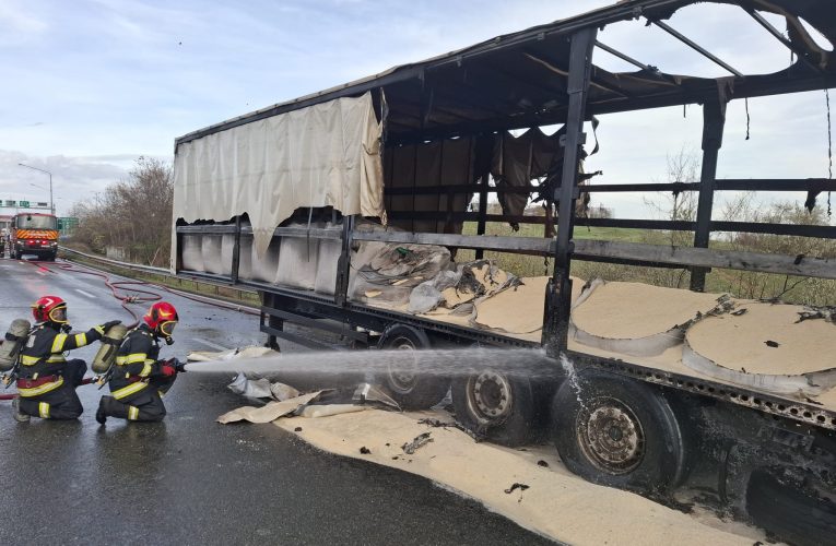 Un camion încărcat cu uree a luat foc pe Autostrada București-Constanța