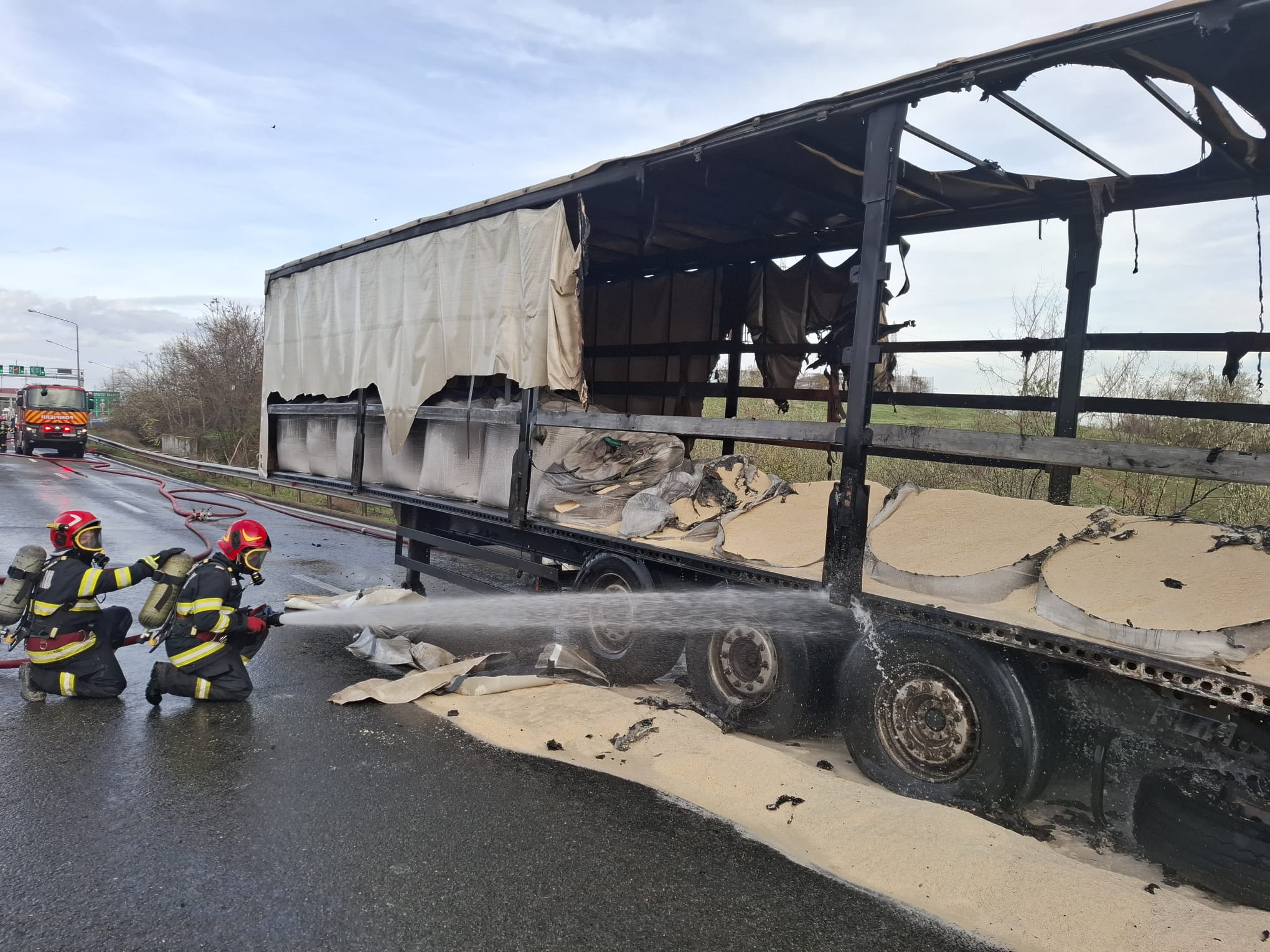 Un camion încărcat cu uree a luat foc pe Autostrada București-Constanța