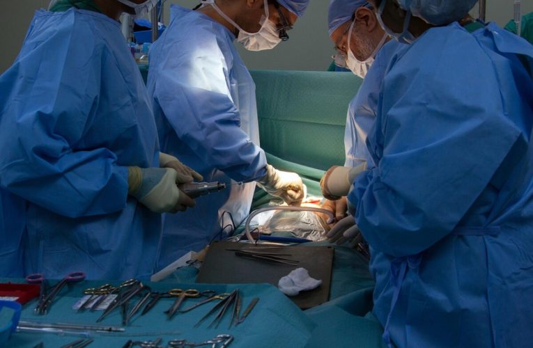 Un chirurg este acuzat de zeci de pacienți că a greșit operații pe creier și coloana vertebrală: un măcelar, a eliminat părți greșite ale corpului