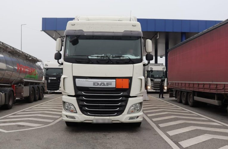 Un șofer de tir bosniac, prins cu peste 198.000 de pachete cu țigări de contrabandă aproape de Calafat