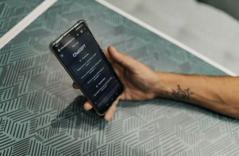 Uniunea Europeană nu știe clar cum să abordeze legal chestiunea chatGPT / 1.2 milioane de oameni vorbesc cu chatGPT despre sinucidere