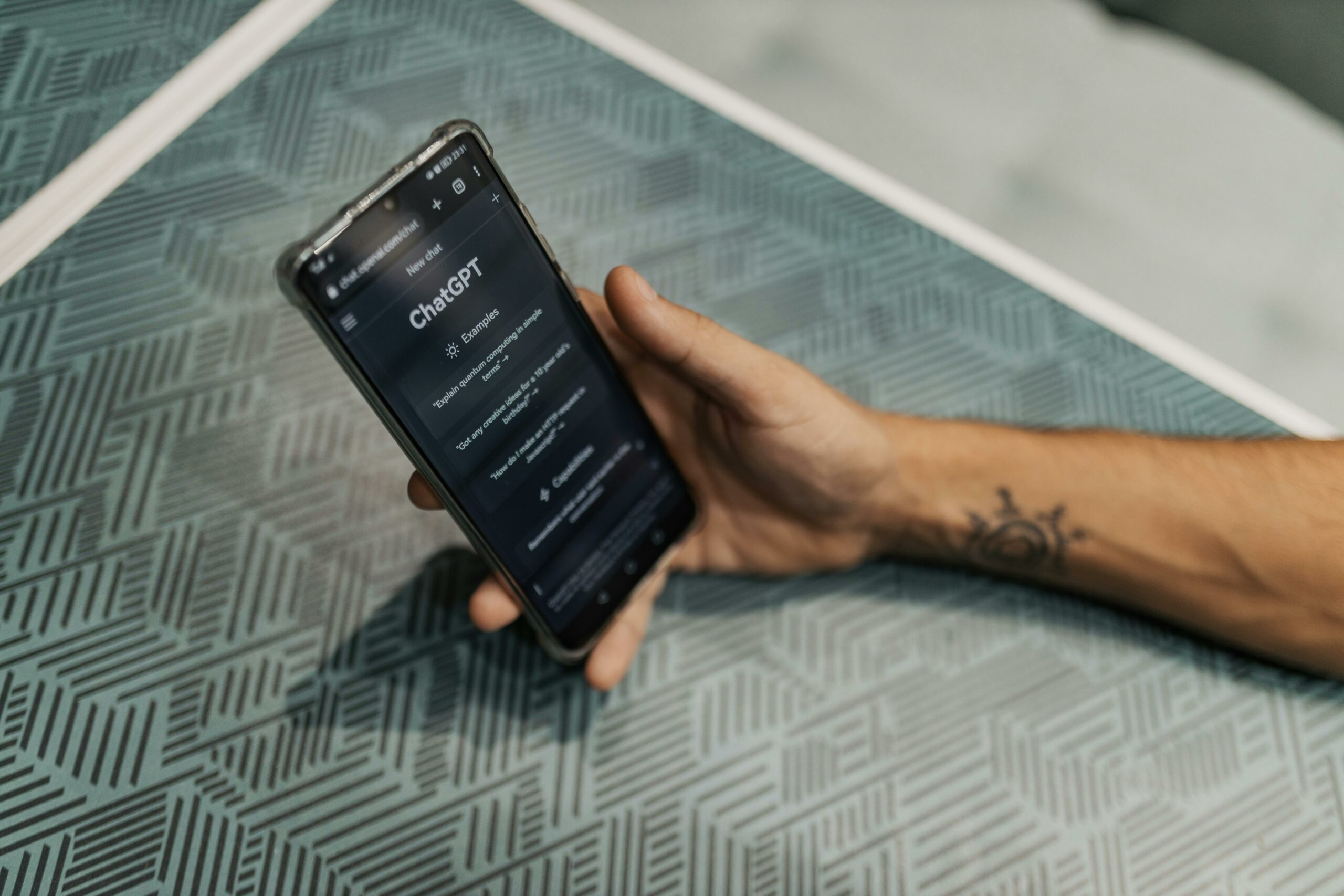 Uniunea Europeană nu știe clar cum să abordeze legal chestiunea chatGPT / 1.2 milioane de oameni vorbesc cu chatGPT despre sinucidere