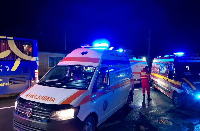 UPDATE: Trei tineri spulberați de o mașină pe un drum din Cluj