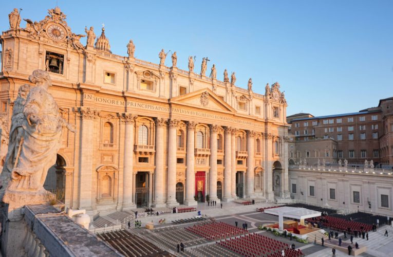 Vaticanul abandonează limba latină și vrea digitalizare completă / Vom avea acces online la biblioteca Vaticanului?