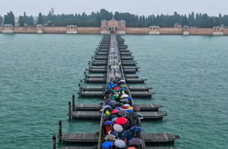 Veneția reînvie un pod plutitor către cimitirul insular pentru Ziua Tuturor Sfinților