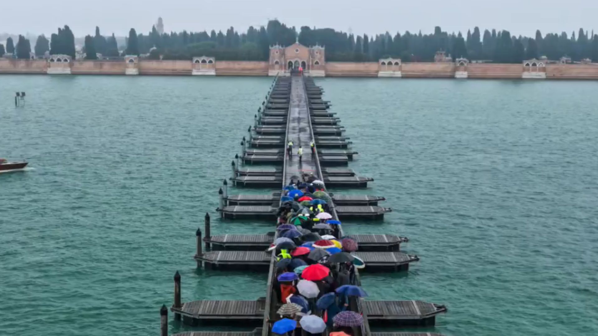 Veneția reînvie un pod plutitor către cimitirul insular pentru Ziua Tuturor Sfinților