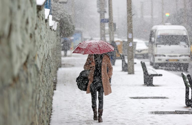 Vin ploi, lapoviță și ninsoare. Vremea se răcește în toată țara