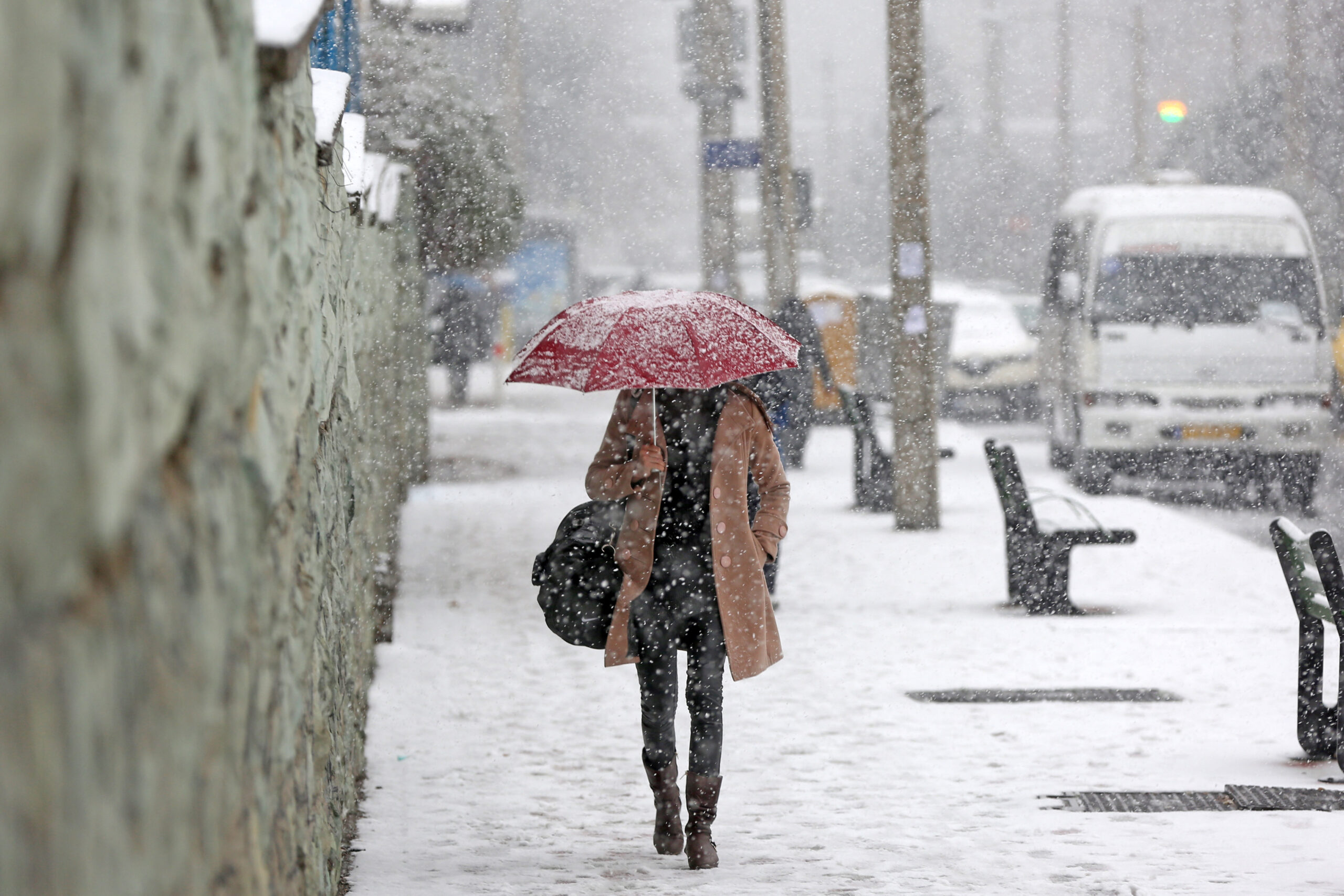 Vin ploi, lapoviță și ninsoare. Vremea se răcește în toată țara