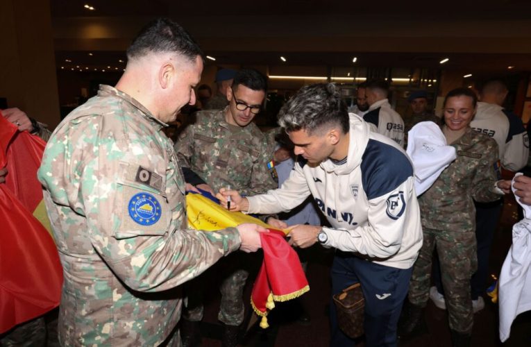 Vizită surpriză pentru tricolori înainte de meciul România-Bosnia. Ianis Hagi a primit un cadou simbolic de la militarii români din Sarajevo