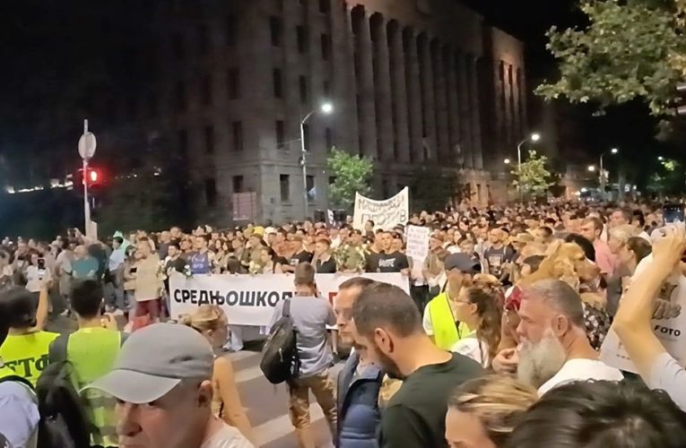 Zeci de mii de sârbi au comemorat victimele de la gara din Novi Sad