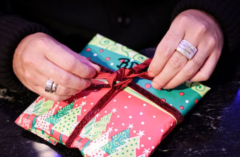 6 idei de cadouri de Crăciun sub 150 lei, utile, în trend, pentru copii, bărbați și femei