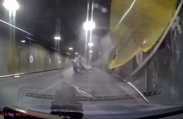 Accident grav în Pasajul Unirii. Mașină răsturnată după schimbarea benzilor la viteză mare