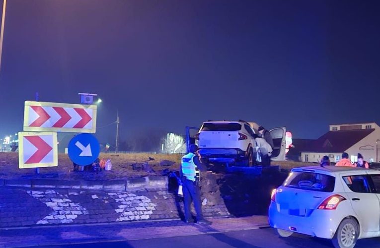Accident spectaculos în Timiș. O mașină a ajuns în vârful unui sens giratoriu