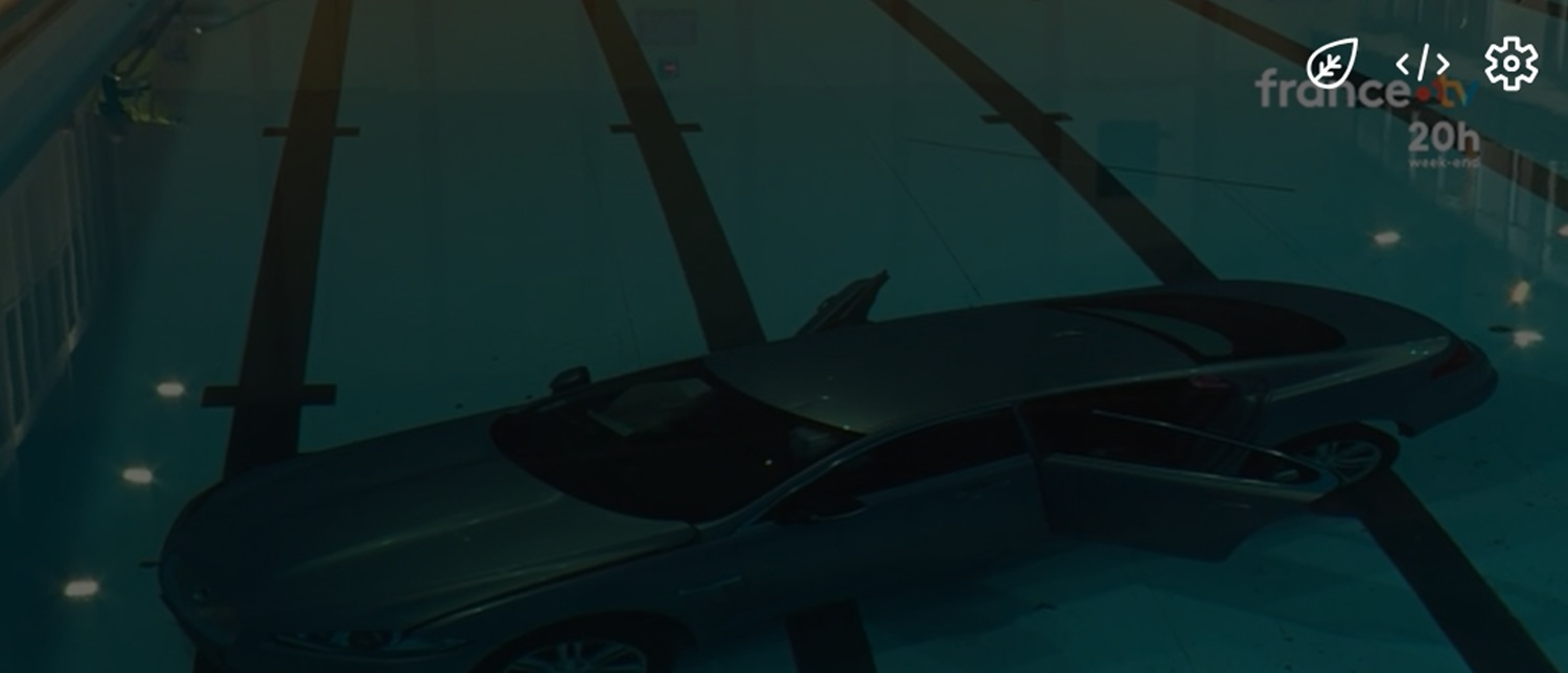 Accident spectaculos: Un Jaguar a ajuns într-o piscină