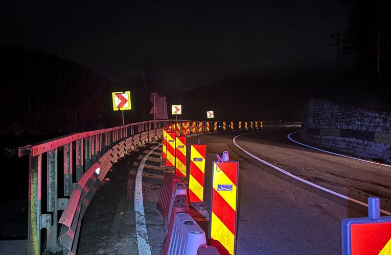 Alunecare de teren în zona Comarnic. Traficul pe DN1 este restricționat