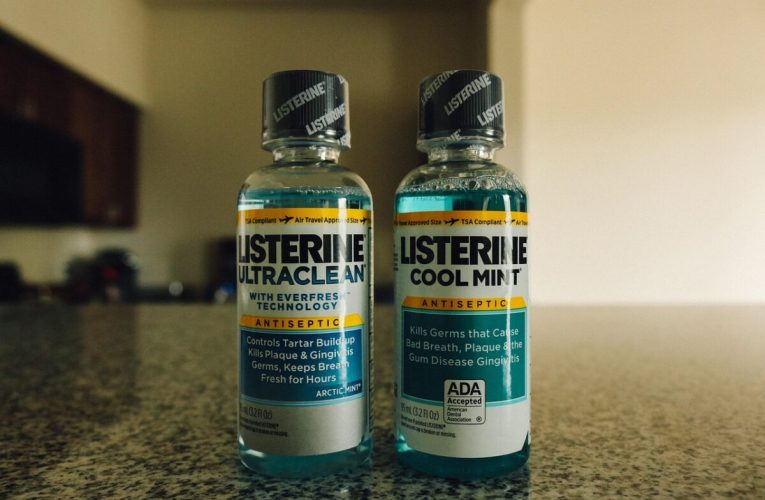 Apa de gură cu usturoi ar putea înlocui produsele de pe piață. Ce au aflat cercetătorii