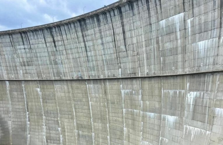 Apele Române: Barajul Paltinu funcționează în condiții de siguranță structurală / Instituția respinge informațiile privind o fisură „fatală”