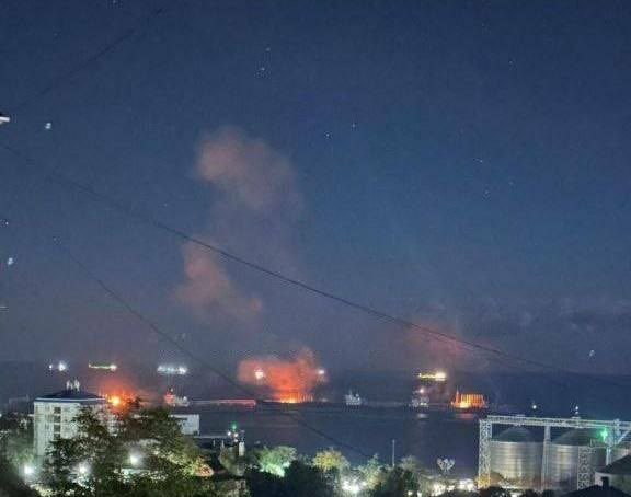 Atac cu drone ucrainene în regiunea Krasnodar. Nave avariate și incendiu de amploare pe coasta Mării Negre